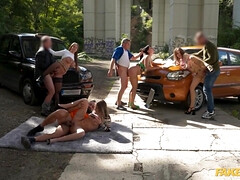 Grote kont, Grote mammen, Blond, Hondjeshouding, Orgie, Buiten, Tatoeage, Tietenklus