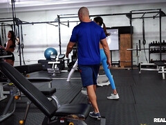 Grosse titten, Braunhaarige, Vollbusig, Betrug, Kehlenfick, Gesichtssitzen, Lecken, Büro