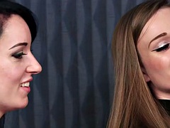 美女, デカチン, ブロンド, 茶髪の, 着衣女と全裸男, ヨーロピアン, 手コキする, 三人