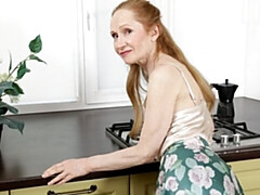 Amateur, Cul, Doigter, Cuisine, Masturbation, Seins naturels, Solo, Nénés