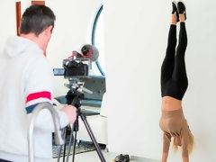 Blond, 1 man 2 vrouwen, Vingeren, Zoenen, Masturbatie, Moeder die ik wil neuken, Strippen, Tieten likken