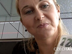 Leie, Grosser arsch, Blondine, Blasen, Hundestellung, Handjob, Milf, Öffentlich