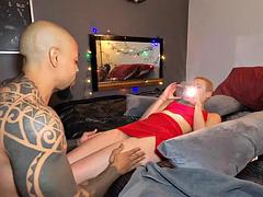 Mamada, Corridas, Ébano, Divertido, Interracial, Cabello corto, Flaco, Tetas