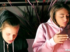 Leie, Bad, Grosser arsch, Grosse titten, Blondine, Brille, Lecken, Titten