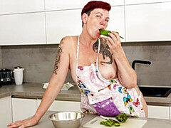 Любители, Большие сиськи, Пальцем, На кухне, Мастурбация, Зрелые, Соло, Стриптизерша