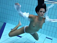 Nana, Gros seins, Brunette brune, Petite amie, Piscine, Public, Russe, Nénés