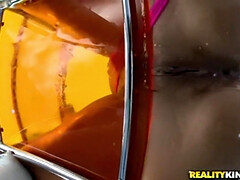 Gros cul, Bikini, Brunette brune, Femme couguar, Huilée, De plein air, Piercing, Tatouage