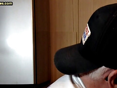 Leie, Blasen, Kehlenfick, Schwul, Brille, Handjob, Reif