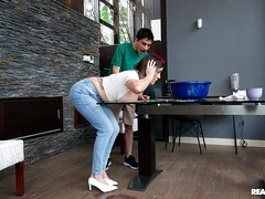 Gros seins, Sucer une bite, Brunette brune, Plantureuse, Habillées, Italienne