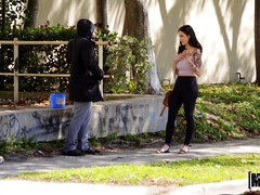 Américain, Sucer une bite, Brunette brune, Papa, Branlette thaïlandaise, De plein air, Piercing, Public