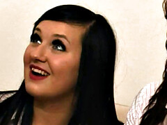 イギリス人, 茶髪の, 着衣女と全裸男, 服従, フェムドム, グループ, 手コキする, シゴき