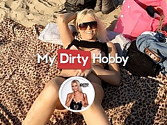 Tetas grandes, Rubia, Penetracion con dedos, Alemán, Lamidas, Orgasmo, Al aire libre, Público