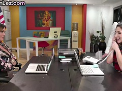 Kont, Lieveling, Mollig, Seksspeelgoed, Lesbisch, Moeder die ik wil neuken, Kantoor, Trio