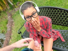 Noire, Sucer une bite, Branlette thaïlandaise, Interracial, De plein air, Pov, Cheveux courts, Adolescente