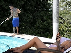 18 jaar, Kont, Grote kont, Grote lul, Pijpbeurt, Sperma in mond, Gezichtspunt, Tatoeage