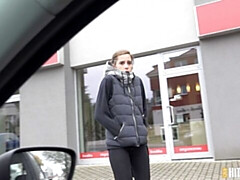 18 ans, Grosse bite, Gros seins, Sucer une bite, Brunette brune, En levrette, De plein air, Maigrichonne