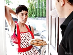 Gros cul, Grosse bite, Gros seins, Brunette brune, En levrette, Cheveux courts, Maigrichonne, Adolescente