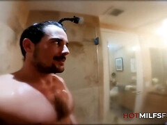 Leie, Hinter den kulissen, Grosse titten, Vollbusig, Schwanz, Pov, Dusche, Tätowierung