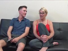 Blond, Pijpbeurt, Omie, Handbeurt, Reusachtig, Gigantische lul, Rijpe lesbienne, Moeder