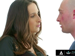 デカチン, デカパイ, ボンデージ, 巨乳な, 手コキする, 現実, シャワー, オッパイの