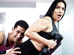 Gros cul, Grosse bite, Gros seins, Sucer une bite, Brunette brune, En levrette, Gym, Mère que j'aimerais baiser