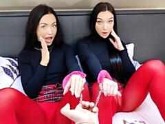 18 jaar, Grote lul, Grote mammen, Pijpbeurt, Bruinharig, 1 man 2 vrouwen, Nylonstof, Tiener