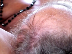 Pijpbeurt, Bruinharig, Schattig, Diep in de keel, Rijpe lesbienne, Tepels, Orgasme, Buiten