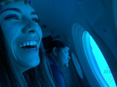 Enthousiasteling, Pijpbeurt, Bruinharig, Sperma in mond, Brillen, Slipje, Strippen, Tatoeage