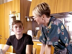 18 jaar, Grote lul, Blond, Pijpbeurt, Keuken, Rijpe lesbienne, Kousen, Tieten likken