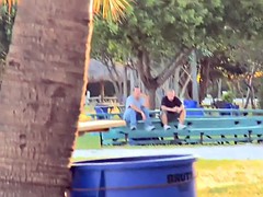 着衣女と全裸男