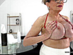 Bikini, Británico, Enorme, Maduro, Mamá, Sexo soft, Solo, Tetas