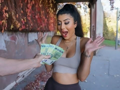 Sucer une bite, Brunette brune, En levrette, De plein air, Pov, Rasée, Nénés, Pute