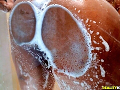 Bad, Grosser arsch, Schwarz, Blasen, Schwanz, Schwarz, Natürlichen titten, Dusche