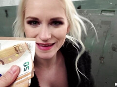 Amateur, Chica, Checa, Tetas naturales, Al aire libre, Pequeña, Perforación, Público