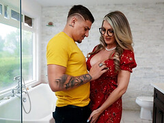 Americano, Cuarto de baño, Rubia, Polla, Gafas, Hd, Cabello corto, Tatuaje