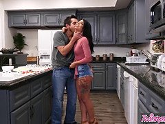 Grosse bite, Gros seins, Sucer une bite, Éjaculer dans la bouche, Nourriture, Hd, Nénés
