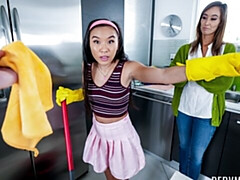 アジア人, デカチン, フェラチオ, ヒール, ハメ撮り, 剃毛, ガリガリ, 三人