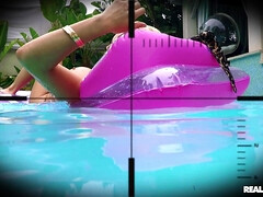 Belle grosse femme bgf, Gros cul, Grosse bite, Gros seins, Gorge profonde, Léchez, Piscine, Tatouage