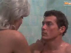 Mère que j'aimerais baiser, Douche