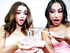 18 jaar, Grote kont, Grote lul, Hondjeshouding, 1 man 2 vrouwen, Natuurlijke tieten, Tiener, Tieten likken