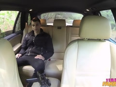 Amateur, Sucer une bite, Voiture, En levrette, Femelle, De plein air, Pov, Chatte