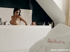 Grosse bite, Gros seins, Sucer une bite, Brunette brune, En levrette, Petite femme