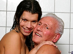 Bad, Blasen, Braunhaarige, Küssen, Dürr, Jungendliche (18+), Titten, Nass