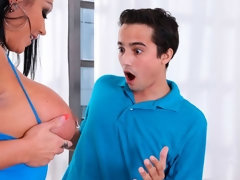 Grosser arsch, Grosse titten, Blasen, Pummelig, Hundestellung, Handjob, Entkleiden, Tätowierung