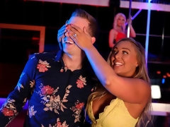 Anal, Gros seins, Blonde, Sucer une bite, Club, En levrette, Jarretelles, Dénudage