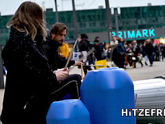 Blondine, Dildo, Einschiebung, Öffentlich, Socken, Tätowierung, Titten, Spanner