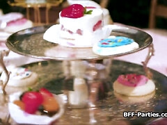 18 jahre, Blasen, Braunhaarige, Schwanz, Flotter vierer, Gruppe, Party, Jungendliche (18+)