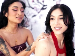 Avery Black and Alexa Chains eating out on the bed