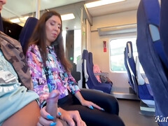 Sucer une bite, Branlette thaïlandaise, Masturbation, Nue, Piercing, Public, Nénés, Train