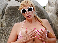 Leie, Grosser arsch, Grosse titten, Blondine, Masturbation, Im freien, Solo, Entkleiden